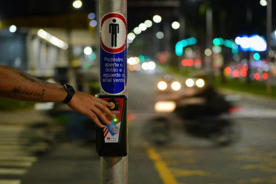 Semáforos, postes, sensores de fluxo em avenida inteligente da Serra