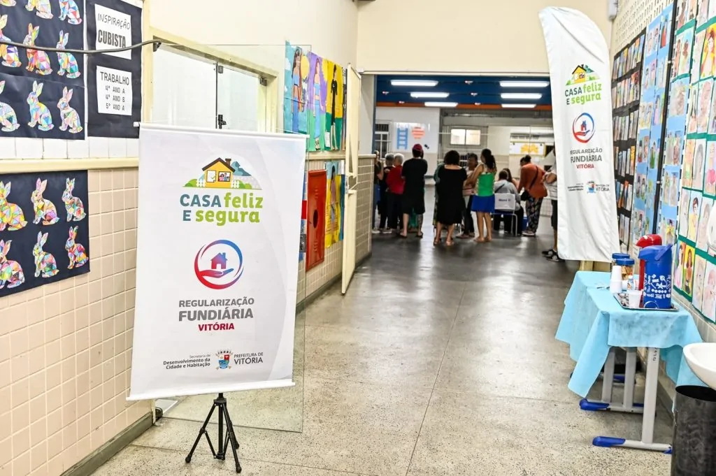 Mais de 200 famílias de Vitória recebem títulos de propriedade