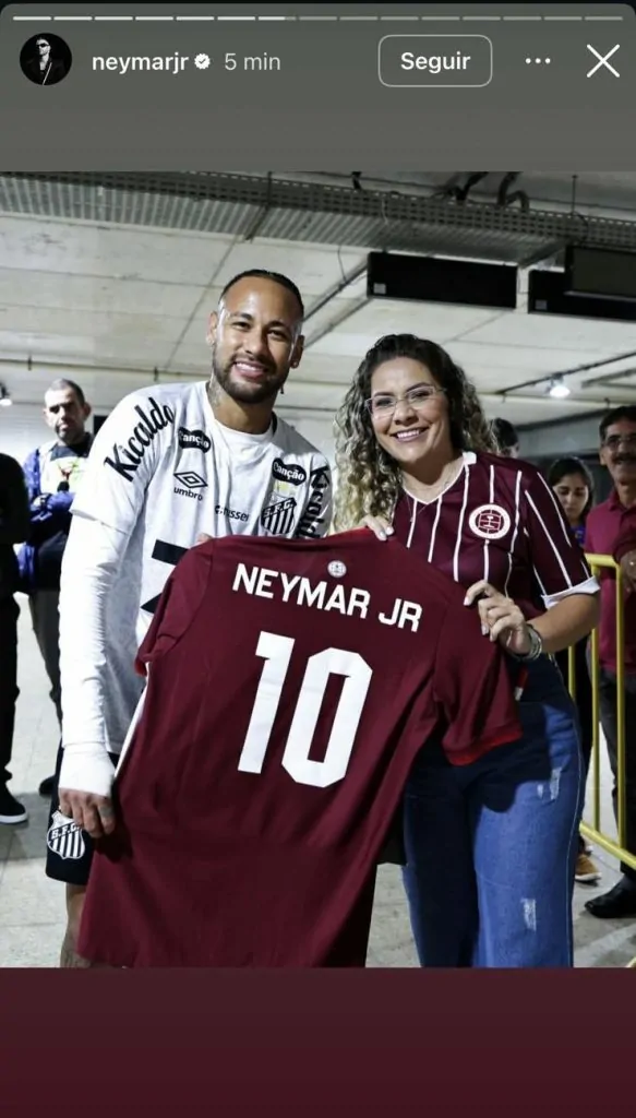 Neymar Jr recebe e veste a camisa da Desportiva Ferroviária