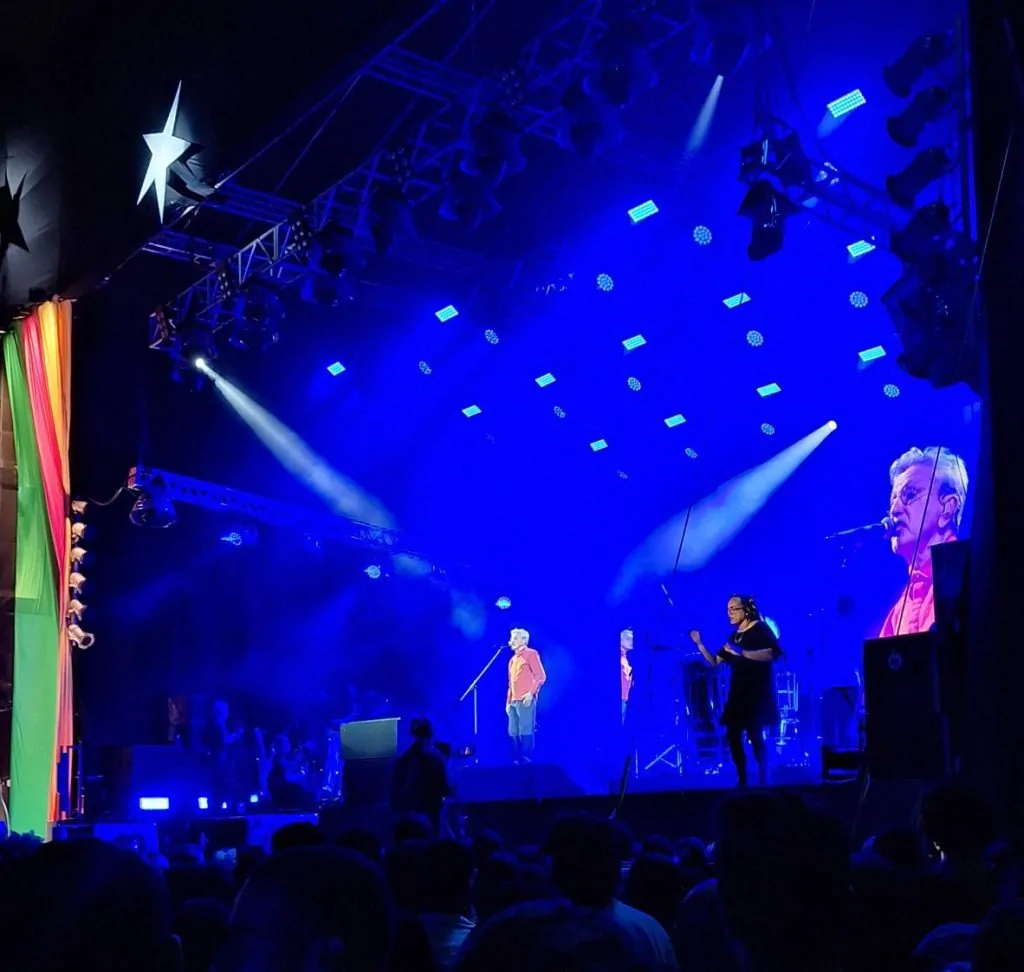 Multidão vivencia brasilidades na estreia de Caetano Veloso em Vila Velha