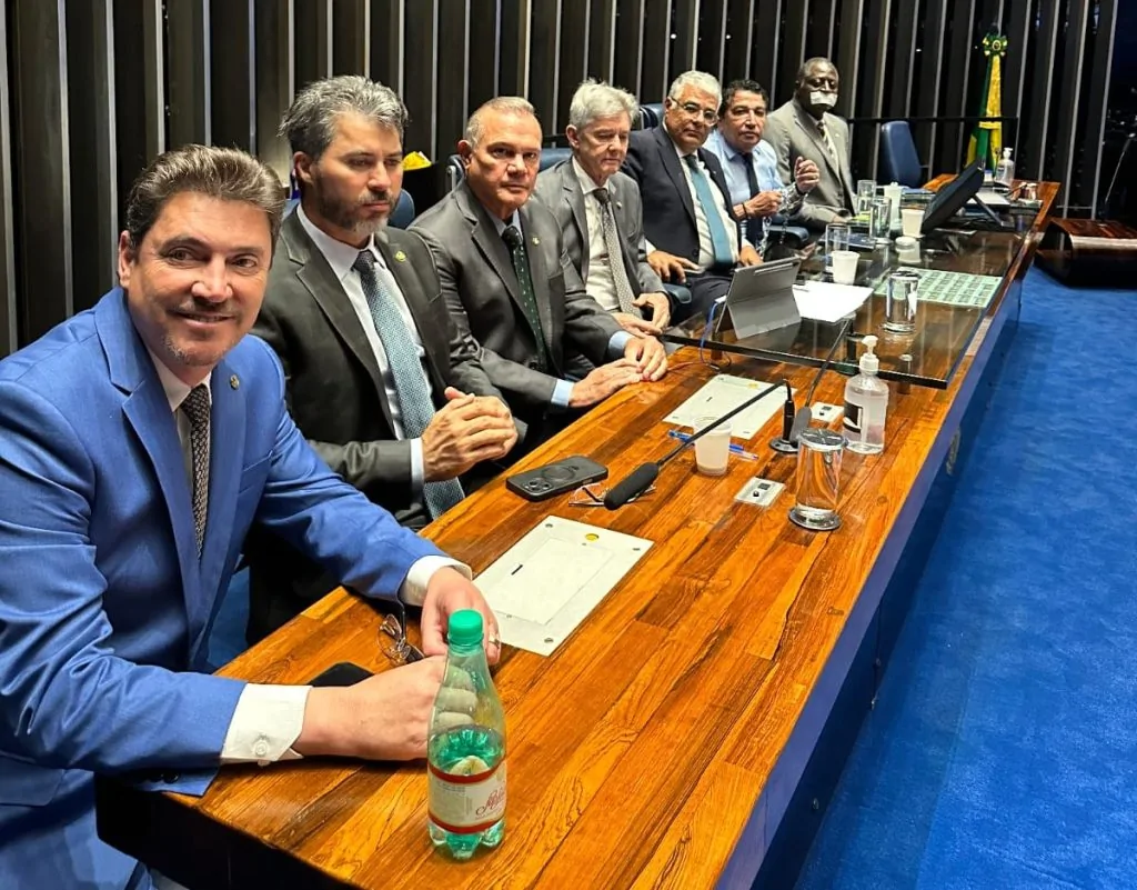 Magno Malta se acorrenta na mesa diretora do Senado em protesto contra Moraes