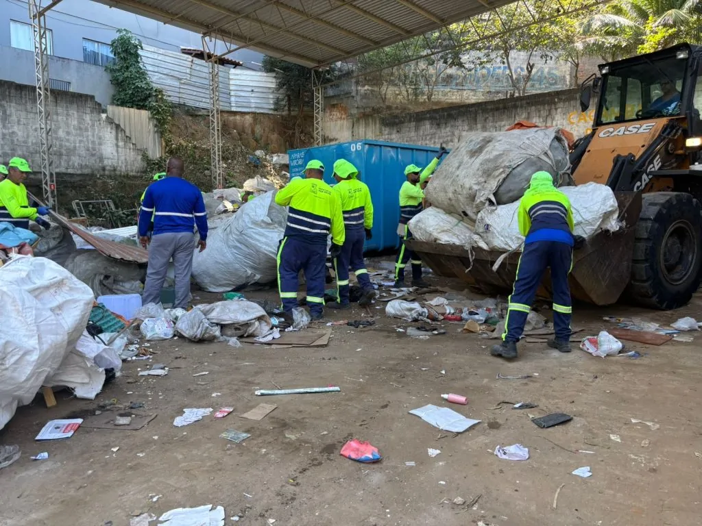 Homem é preso e sucatão clandestino é fechado na Grande Vitória Homem é preso e sucatão clandestino é fechado na Grande Vitória