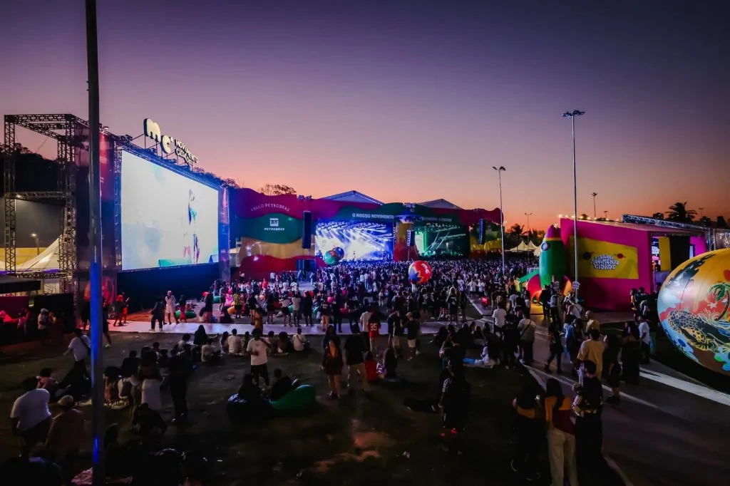 Multidão vivencia brasilidades na estreia de Caetano Veloso em Vila Velha