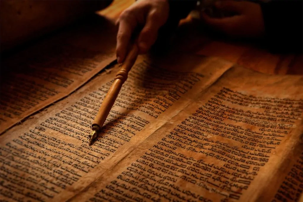Como reconhecer um verdadeiro pastor? A Bíblia responde - Imagem que mostra uma pessoa examinando a Bíblia hebraica