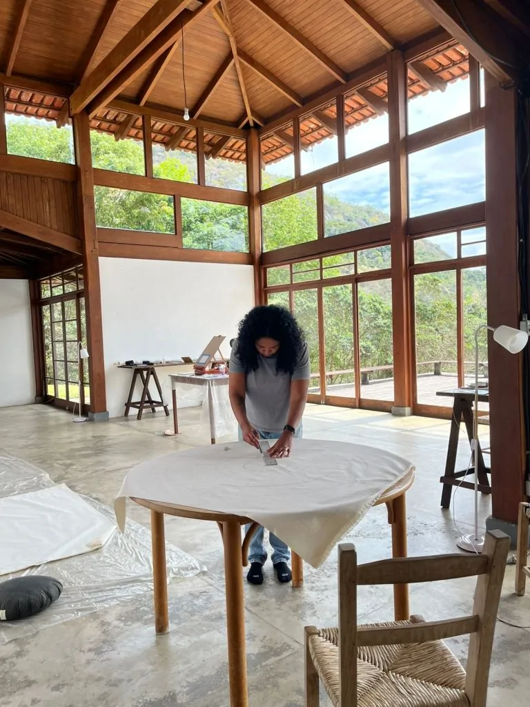 Kika Carvalho promove roda de conversa como parte de residência no mosteiro de Ibiraçu