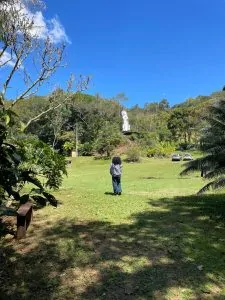 Kika Carvalho promove roda de conversa como parte de residência no mosteiro de Ibiraçu