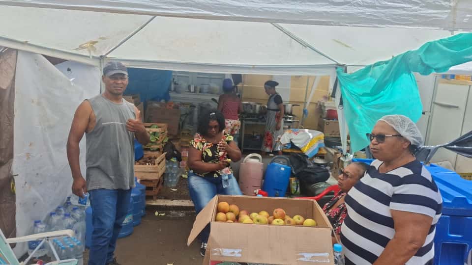 Cerca de 80 pessoas seguem nas calçadas do Palácio Anchieta Cerca de 80 pessoas seguem nas calçadas do Palácio Anchieta
