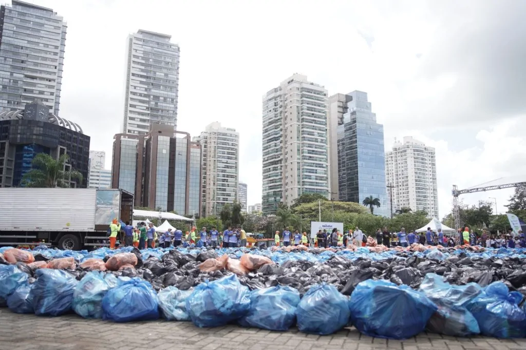 Mosaico é montado com 48 toneladas de resíduos recolhidos em Vitória
