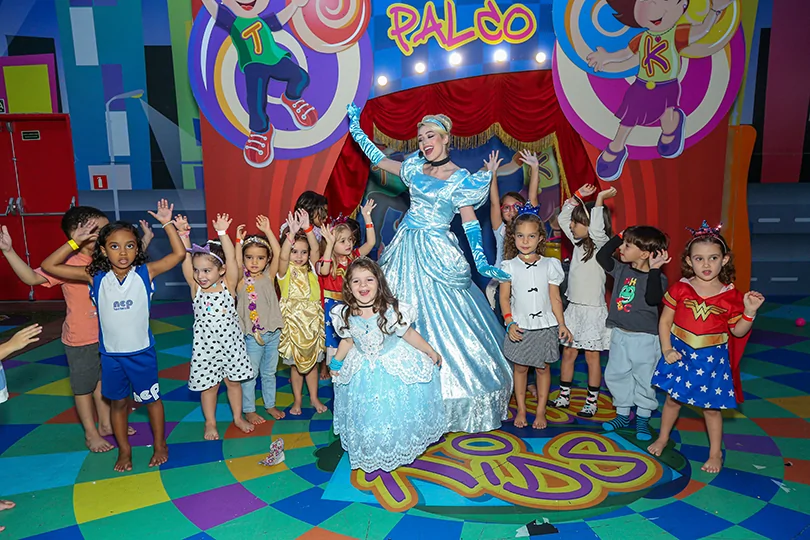A princesa Maya celebra nova idade ao lado da Cinderela A princesa Maya celebra nova idade ao lado da Cinderela