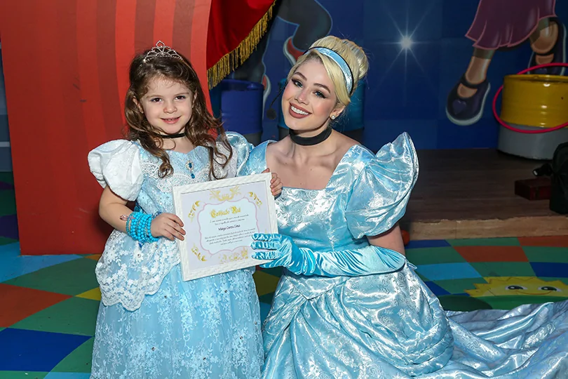 A princesa Maya celebra nova idade ao lado da Cinderela A princesa Maya celebra nova idade ao lado da Cinderela