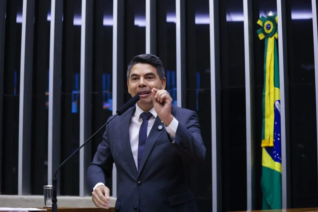 Deputado capixaba apresenta projeto para barrar decreto que amplia poderes de Janja no Planalto