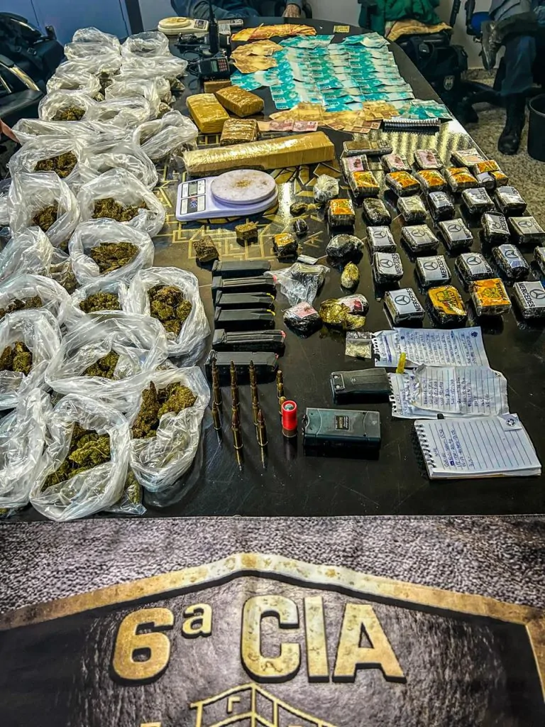 Grande quantidade de drogas, armamento e dinheiro apreendidos no Bairro da Penha