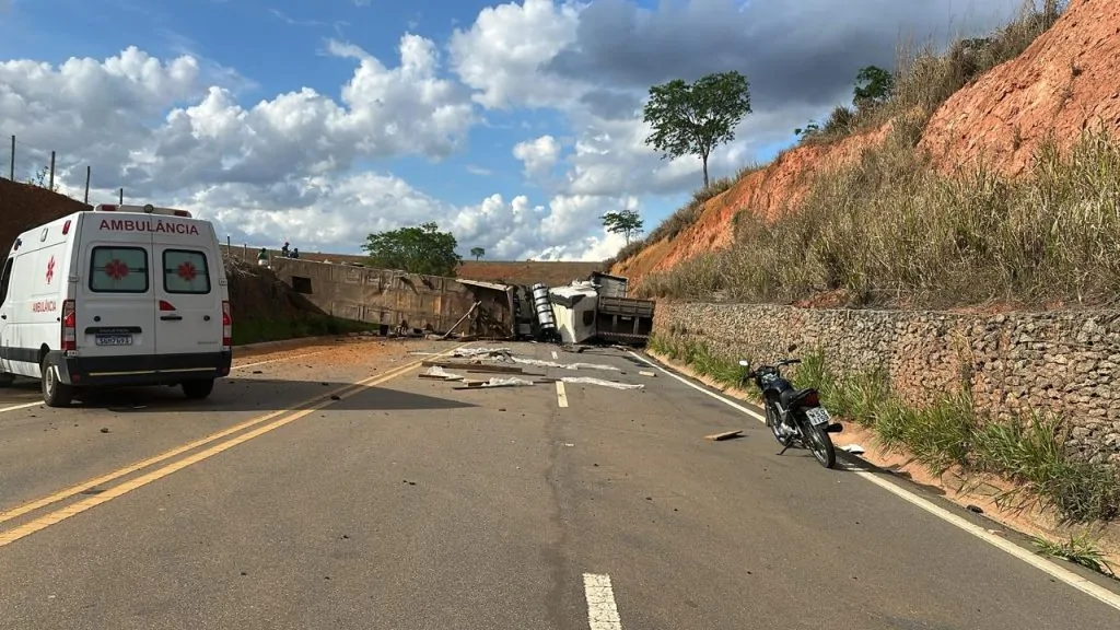 VÍDEOS | Acidente com carretas interdita ES-080 em Colatina