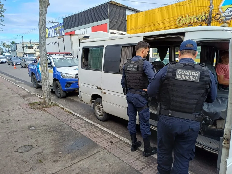 Van clandestina com diversas irregularidades é apreendida em Vila Velha