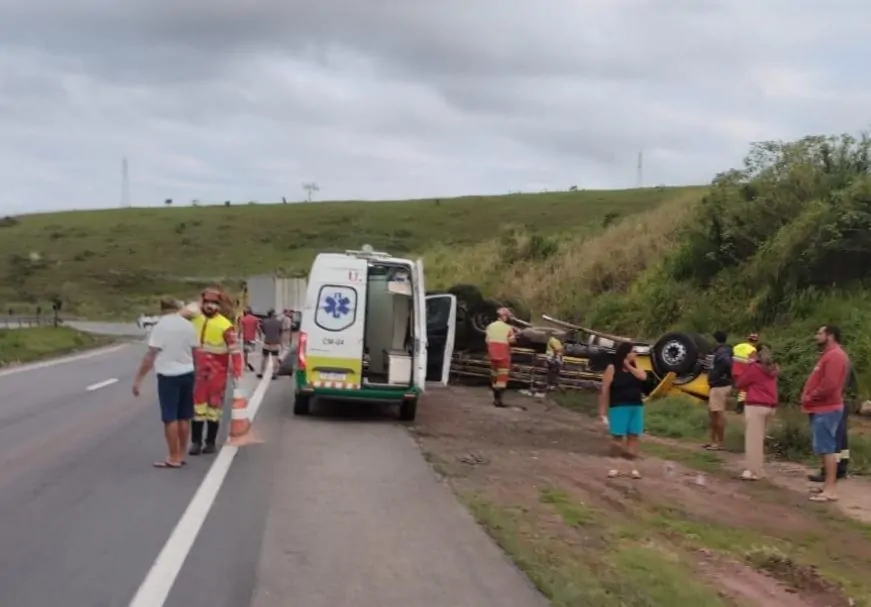 Motorista morre depois de capotar com caminhão na BR-101