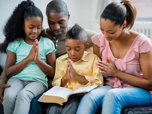 Devo obrigar meu filho a ir à igreja? Uma resposta bíblica e coerente