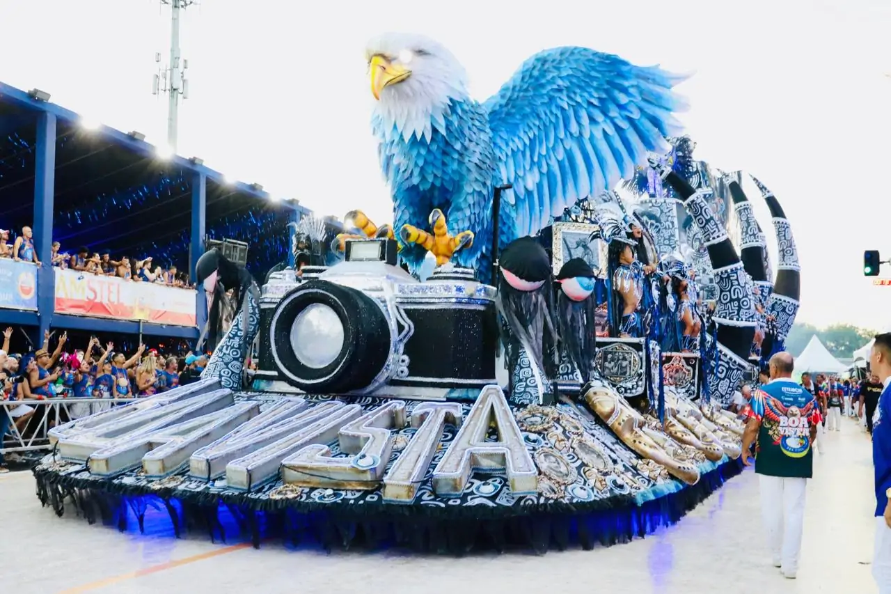 Mini desfiles antecipam clima do Carnaval de Vitória 2027 no Sambão do Povo