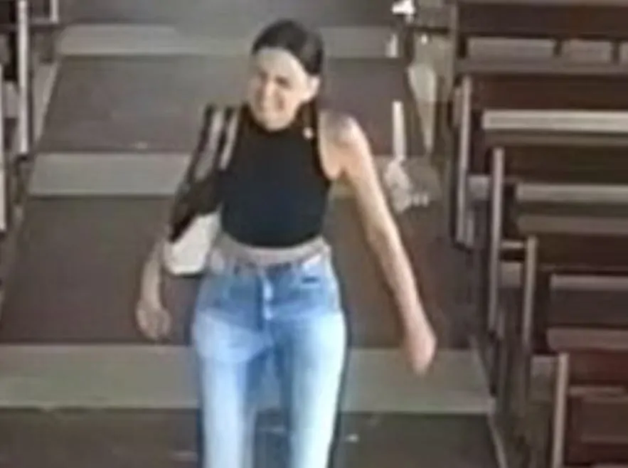 Vídeo mostra mulher quebrando imagens de santos dentro de igreja na Praia do Canto