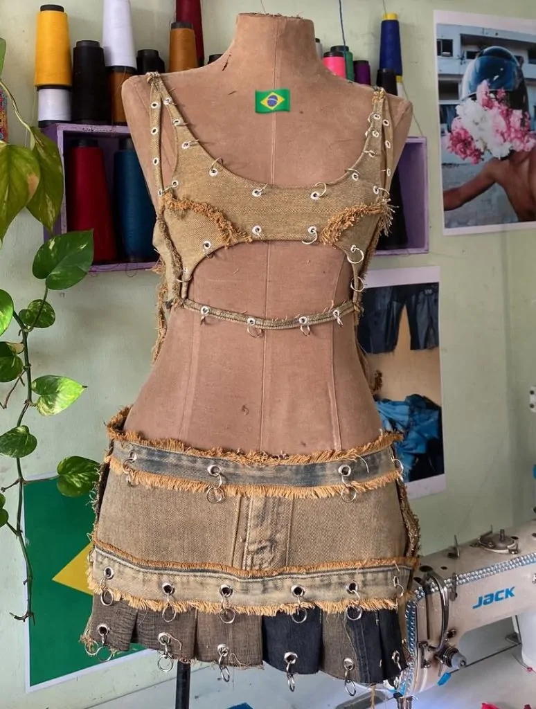 Moda sustentável, rework e figurinos autorais com foco em processos manuais