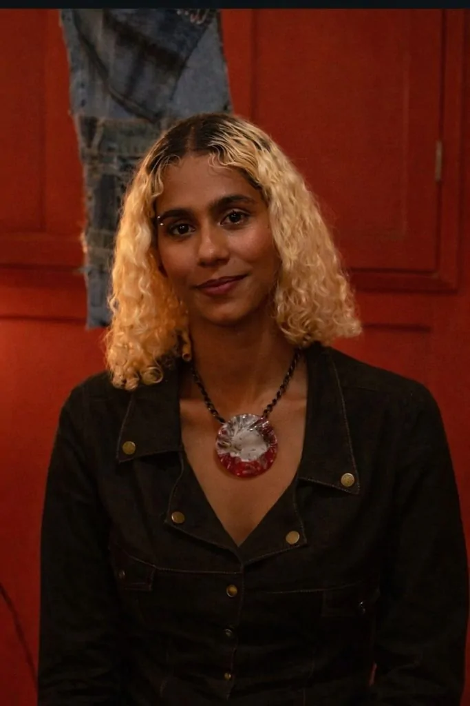 Moda sustentável, rework e figurinos autorais com foco em processos manuais