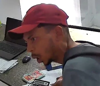 VÍDEO | Homem armado invade autoescola, rouba dinheiro e celulares e foge na Serra VÍDEO | Homem armado invade autoescola, rouba dinheiro e celulares e foge na Serra