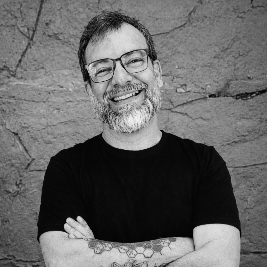 Fotógrafo lança livro com 190 imagens em preto e branco na Fafi