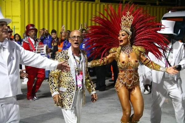 Com homenagem a mestre Ciça, Viradouro é campeã e conquista o 4º título no Carnaval do Rio