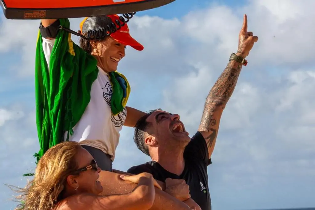 Luna Hardman é campeã do Pipeline Bodyboarding Championship no Havaí