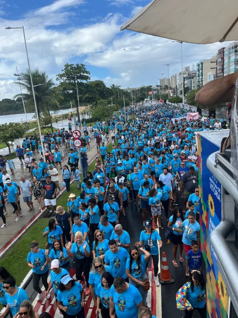 Mais de 3 mil participam de caminhada por direitos de autistas no ES
