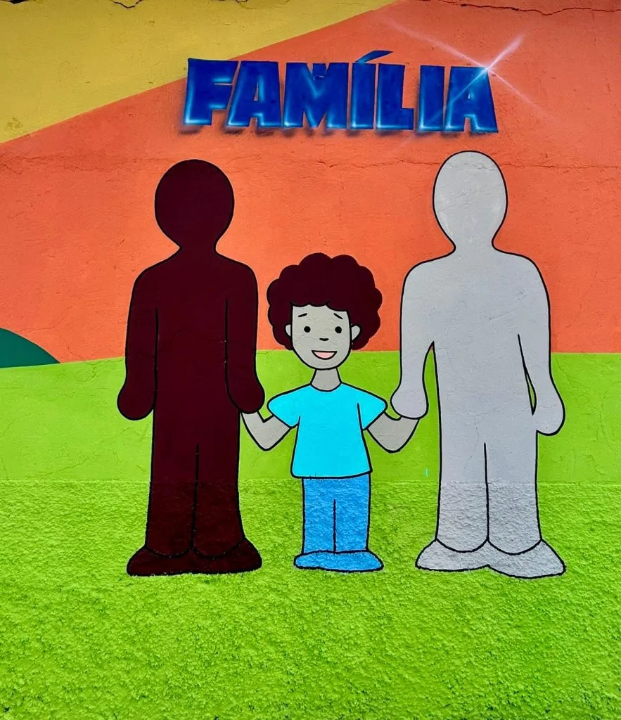 “Infância que inspira”: alunos da rede pública de Vitória retratam direitos das crianças e adolescentes em mural artístico