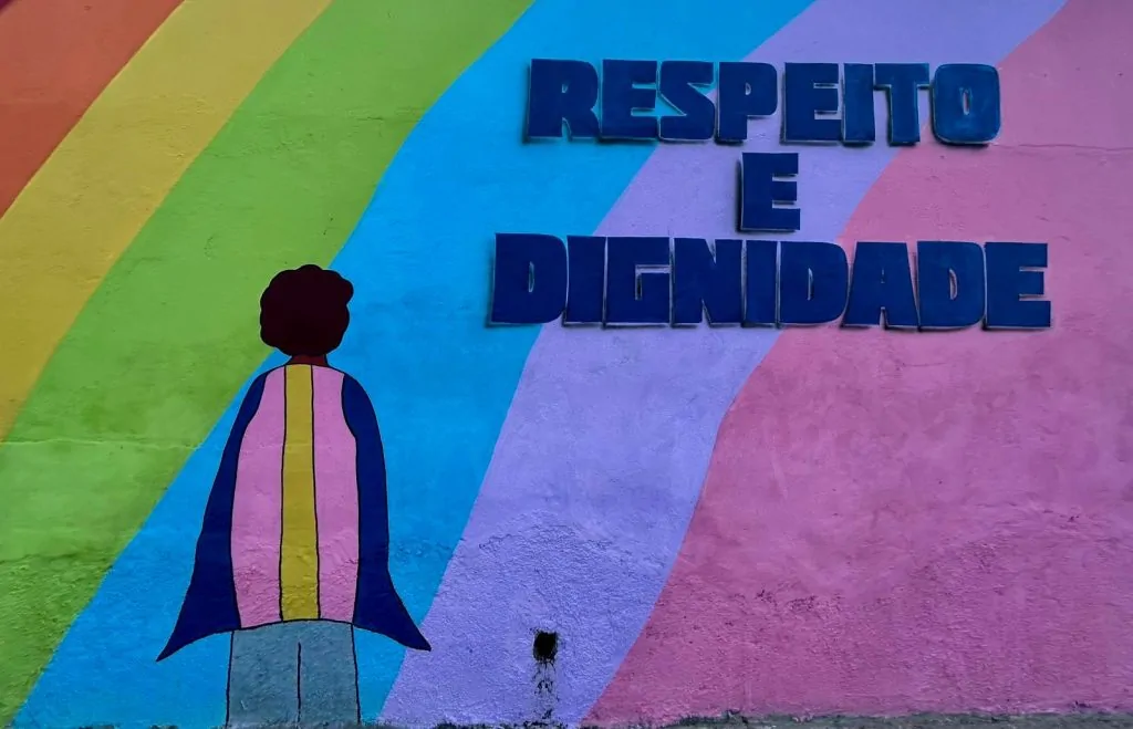 “Infância que inspira”: alunos da rede pública de Vitória retratam direitos das crianças e adolescentes em mural artístico