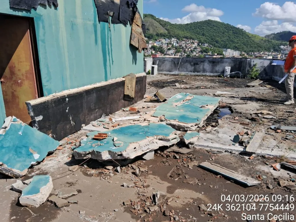 Caixa d'água de prédio estoura e inunda apartamentos em Vitória; veja vídeo Caixa d'água de prédio estoura e inunda apartamentos em Vitória; veja vídeo