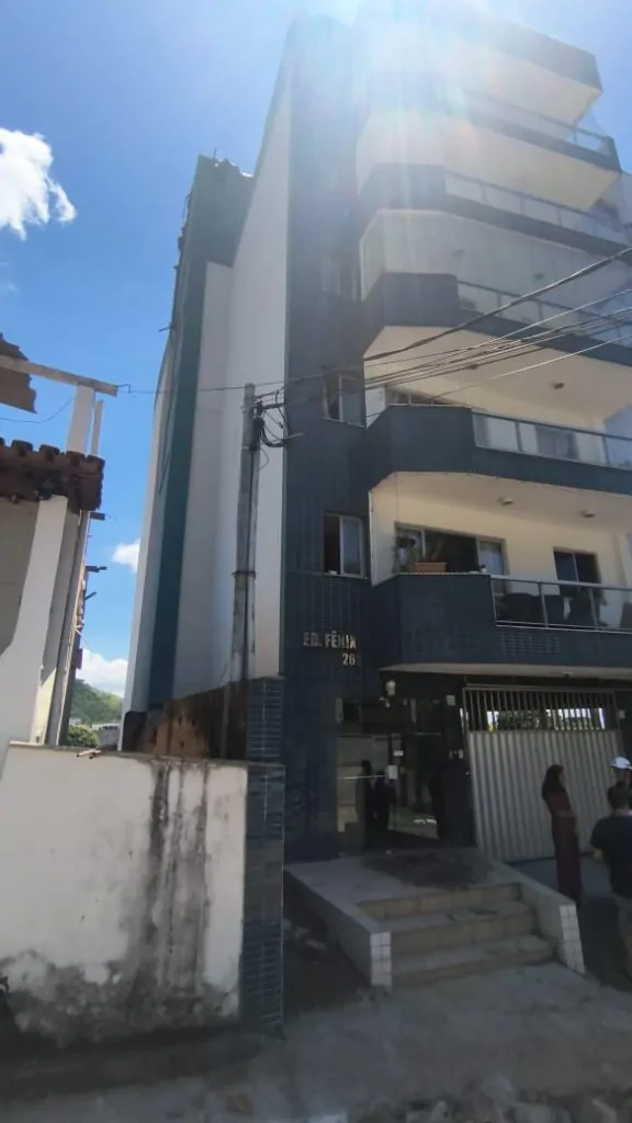 Caixa d'água de prédio estoura e inunda apartamentos em Vitória; veja vídeo Caixa d'água de prédio estoura e inunda apartamentos em Vitória; veja vídeo
