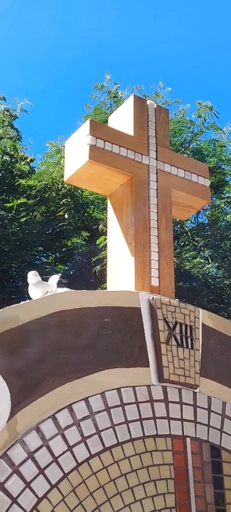 Vania Cáus lança 'Via Sacra' em Santa Teresa, obra de uma tonelada