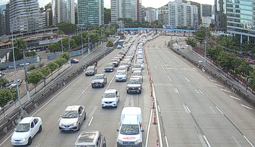 Carro pega fogo e complica trânsito na 3ª Ponte