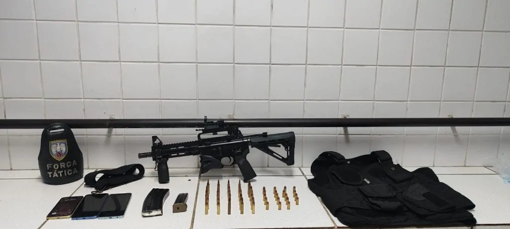 Traficante do TCP é preso com fuzil, colete e munições na Serra