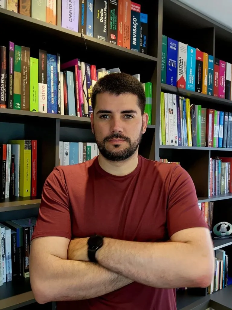 Arma, poder e morte: policiais no centro de crimes brutais no Espírito Santo Rusley H. Medeiros Miorim Doutorando em Ciências Sociais - Ufes e Ulisboa Pesquisador de Cultura Policial e Segurança Pública Internacional Mestre em Segurança Pública Especialista em Direito Penal, Ciências Policiais e Ciências Criminais Bacharel em Direito Autor do Livre Ética e Cultura Policial Coautor do Livro Sistema Jurídico Policial.