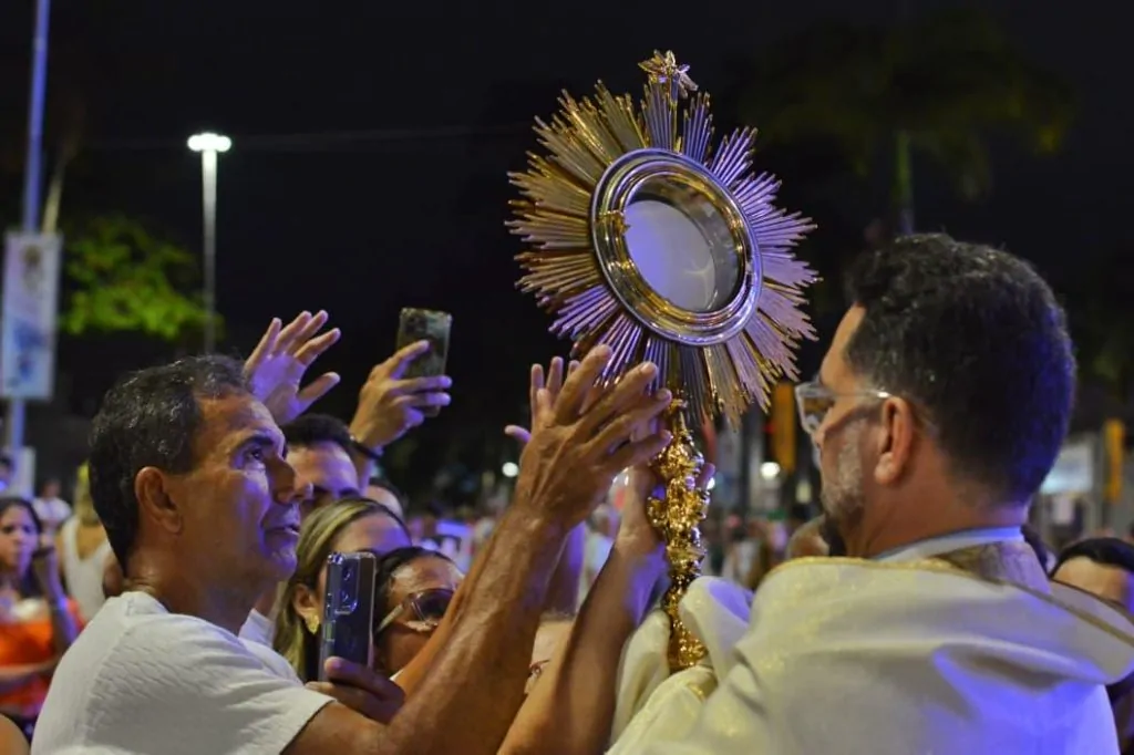 Entre lágrimas e mãos dadas, casais se emocionam na Benção para os Casais da Festa da Penha 2026
