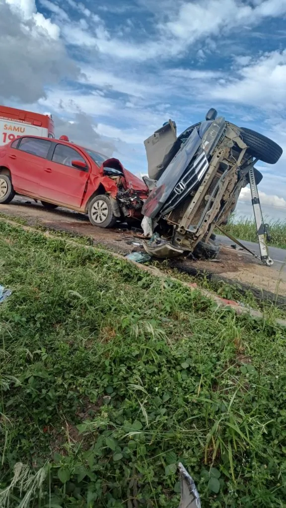 Acidente com mortes fecha BR-101 no ES e helicóptero pousa na pista para resgate de feridos