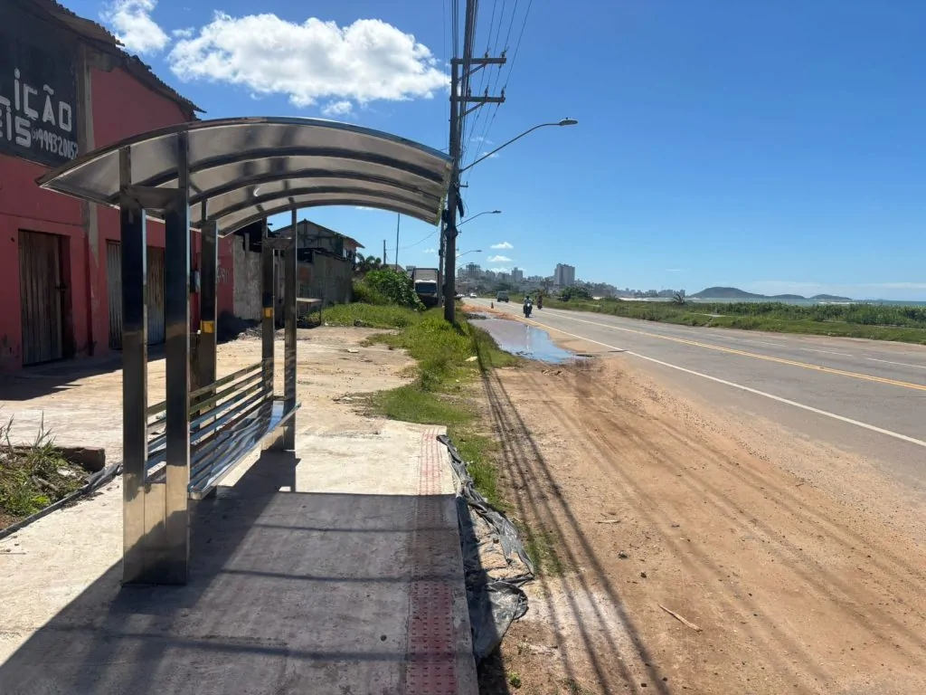 Prefeitura de Guarapari instala 10 novos pontos de ônibus na cidade