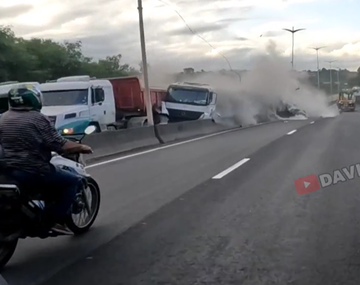 Câmera de motociclista flagra acidente impressionante na rodovia do Contorno