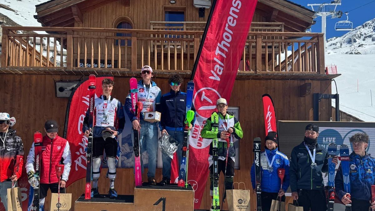 Capixaba Leopoldo Fagnani levanta o troféu do Campeonato Francês de Slalom Sub 16 de Esqui Alpino