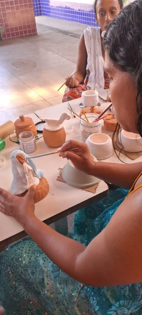 Mulheres ciganas de Cariacica vão expor suas artes étnicas no Dia do Ceramista