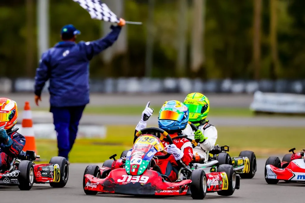 Irmãos capixabas brilham no Sul-americano de Kart 4T e Joaquim Emerick conquista título continental Irmãos capixabas brilham no Sul-americano de Kart 4T e Joaquim Emerick conquista título continental