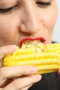 Exposição transforma o ato de comer em experiência artística em Vitória