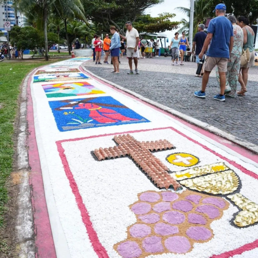 Tapetes gigantes até no calçadão da praia: Corpus Christi no ES além da cidade de Castelo Tapetes gigantes até no calçadão da praia: Corpus Christi no ES além da cidade de Castelo