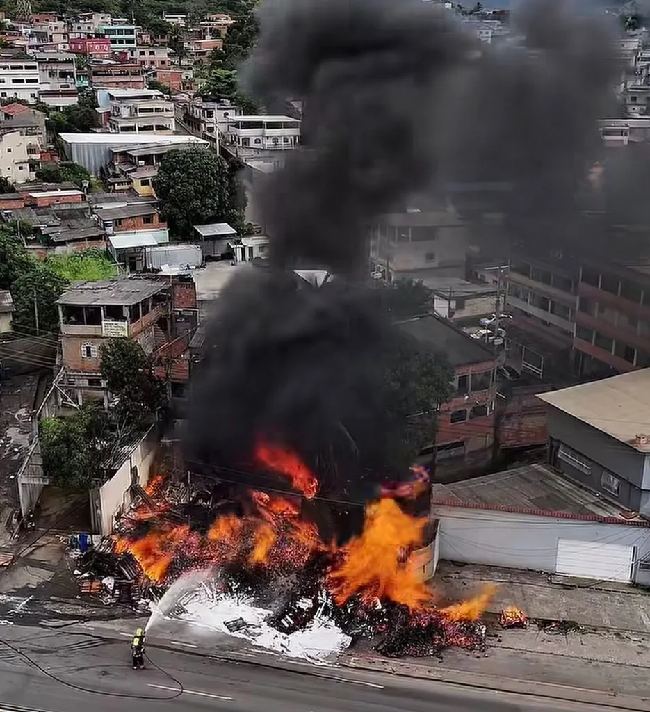 VÍDEO | Incêndio grave atinge imóvel em Cariacica