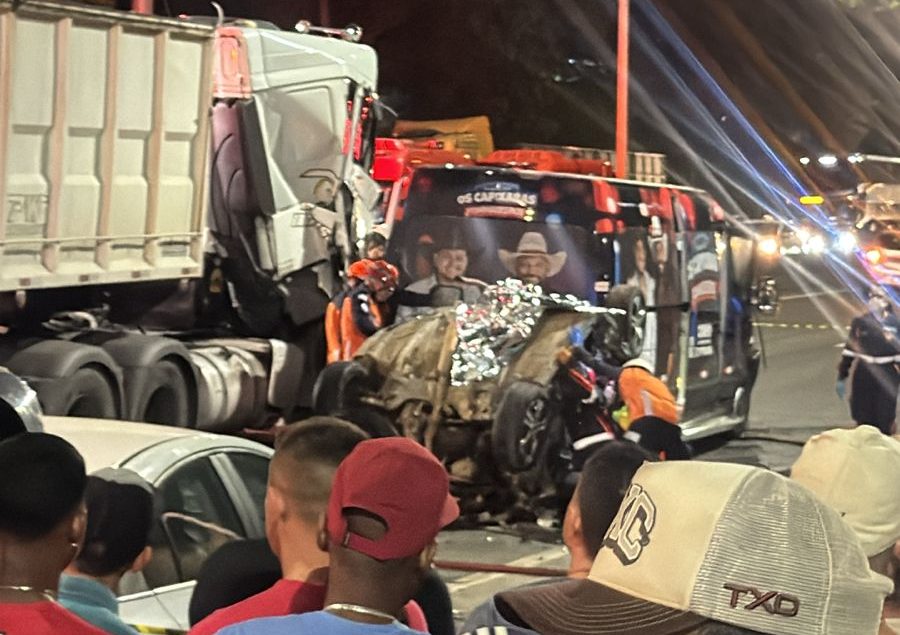 Casal morre e filhos gêmeos ficam feridos em engavetamento na Rodovia do Contorno