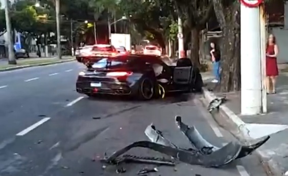 Mercedes de R$ 800 mil é abandonada após acidente na Praia do Canto