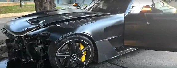 Mercedes de R$ 800 mil é abandonada após acidente na Praia do Canto